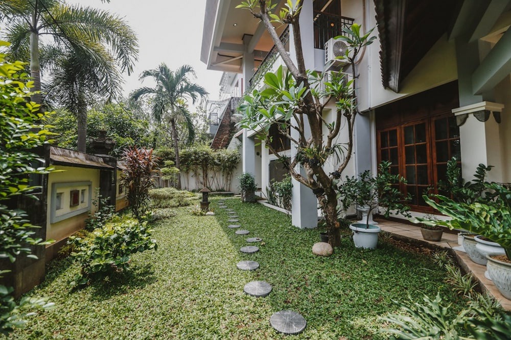 Sidoarjo Hotel | RedDoorz Syariah Near Gelora Delta Sidoarjo