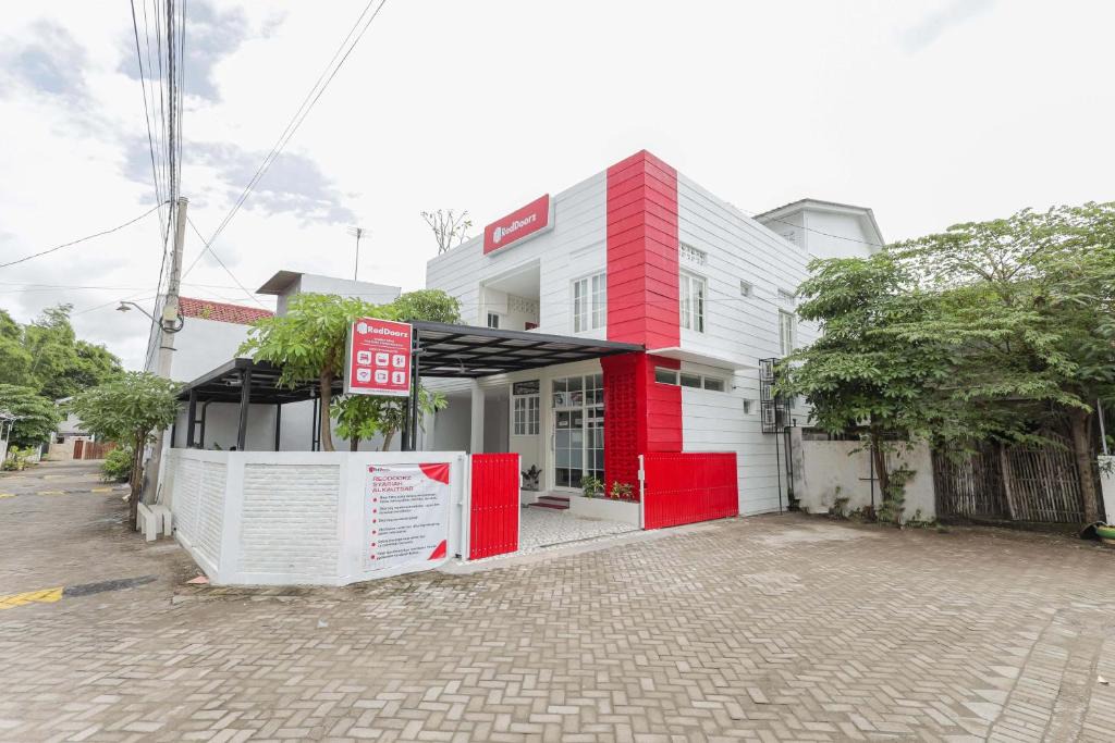 Nganjuk Hotel | RedDoorz Syariah near GOR Bung Karno Nganjuk
