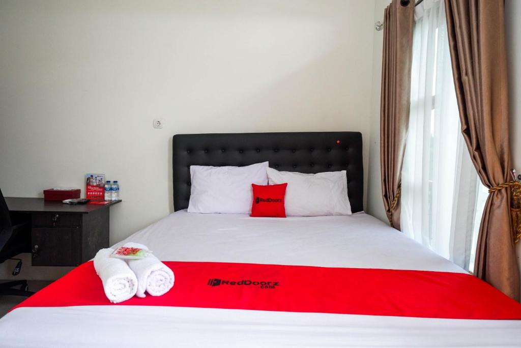 Depok Hotel | RedDoorz Syariah near RS Hermina Yogyakarta