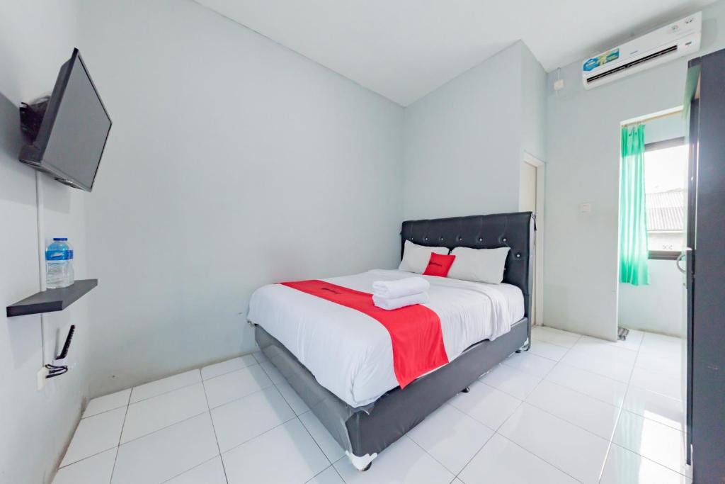 Sukabumi Hotel | RedDoorz Syariah near RS Hermina Sukabumi
