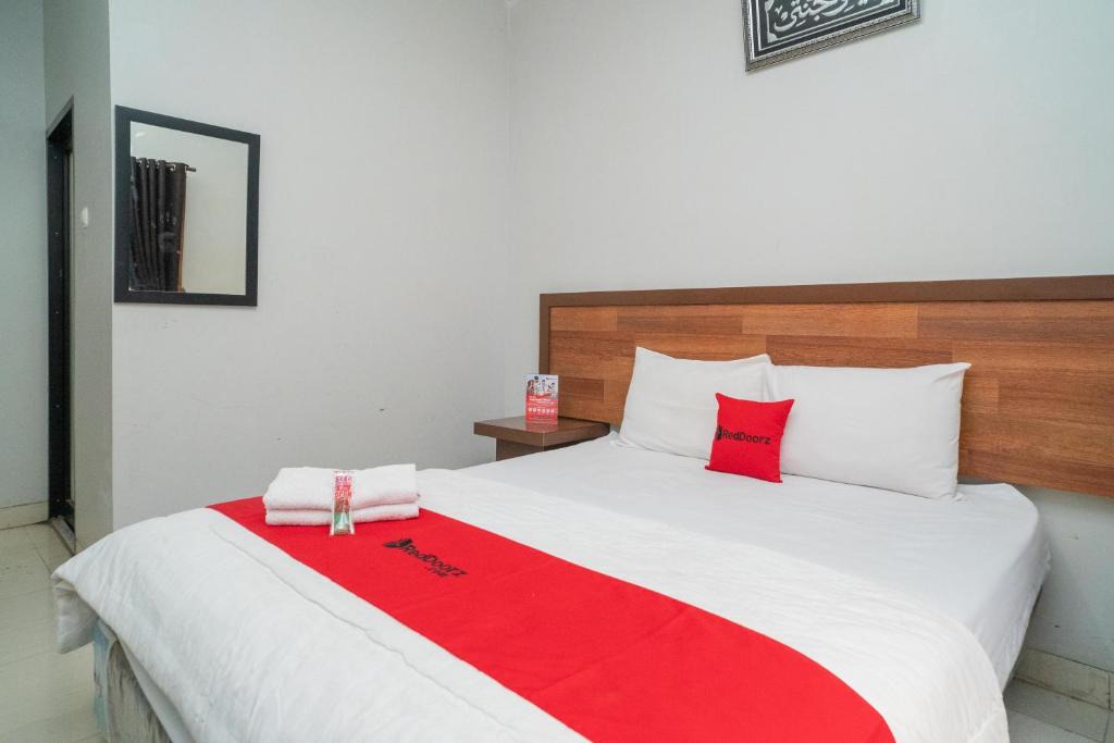 Hulu Sungai Selatan Hotel | RedDoorz Syariah Near Tugu Dodol Kandangan