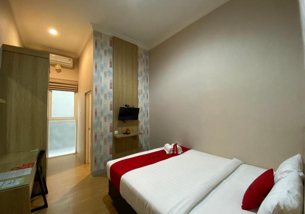 Malang House | RedDoorz Syariah near Universitas Negeri Malang