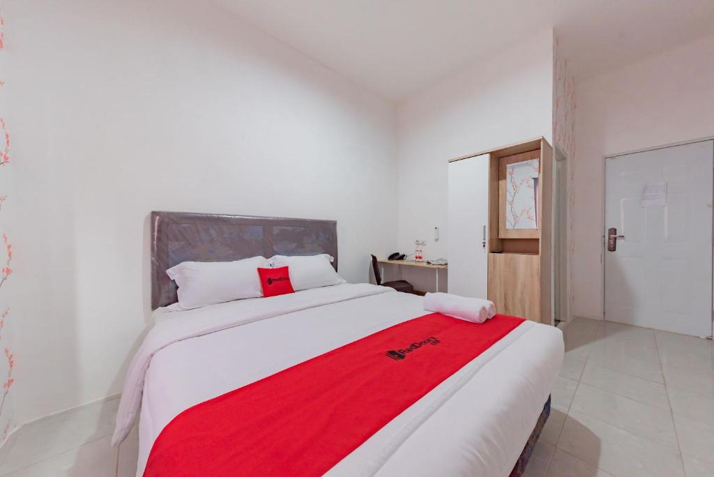 Cipanas Hotel | RedDoorz Syariah Plus near Tugu Bubur Ayam Cianjur