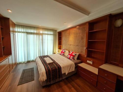 Kampung Surabaya Apartment | Riverbank Suites Waterfront River View Walk to Old Town A2