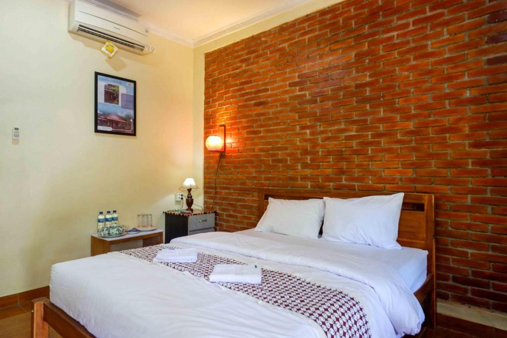 Borobudur Hotel | Roemah Beong Syariah at Desa Wisata Kembanglimus Mitra RedDoorz