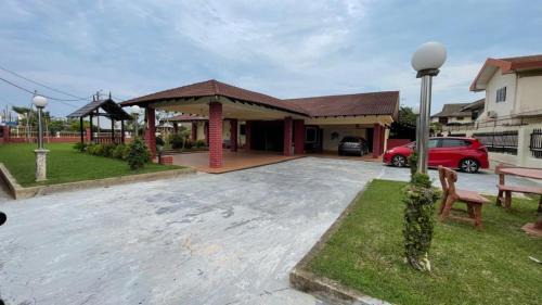 Taman Selamat House | Rumah Tamu Bonda 4 plus 1B Family Homestay 5 minutes drive to Teluk Cempedak Beach