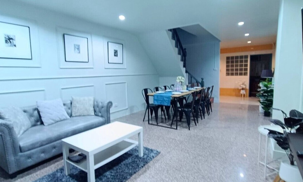 Phra Khanong Nuea House | S81 10mins BTS Skytrain Onnut station Free wi-fi 7-11