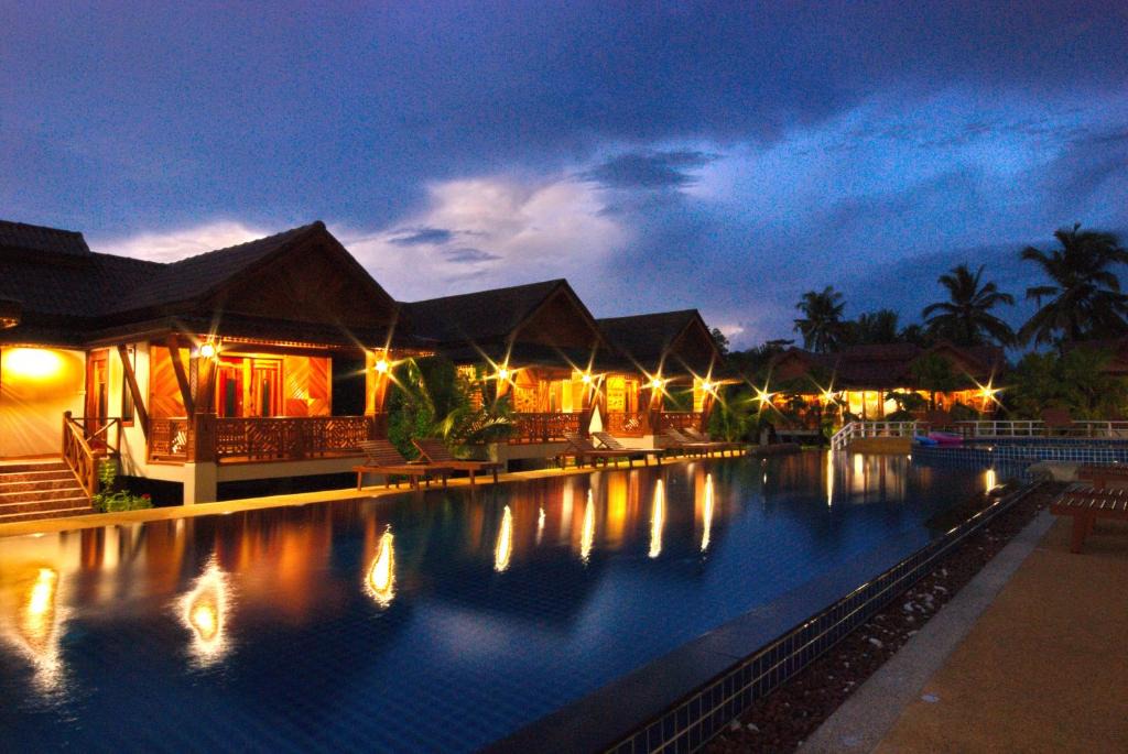 Khuk Khak Beach Resort | Sangsawan Palace Khaolak Resort
