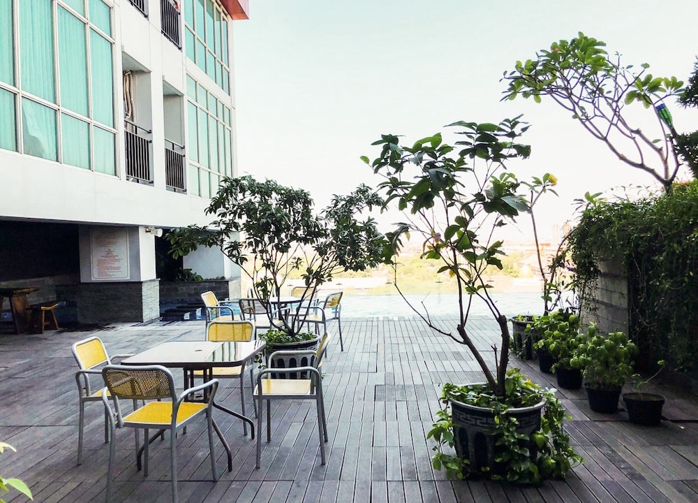 Surabaya Hotel | Scenic Studio Apartment at Tamansari Papilio