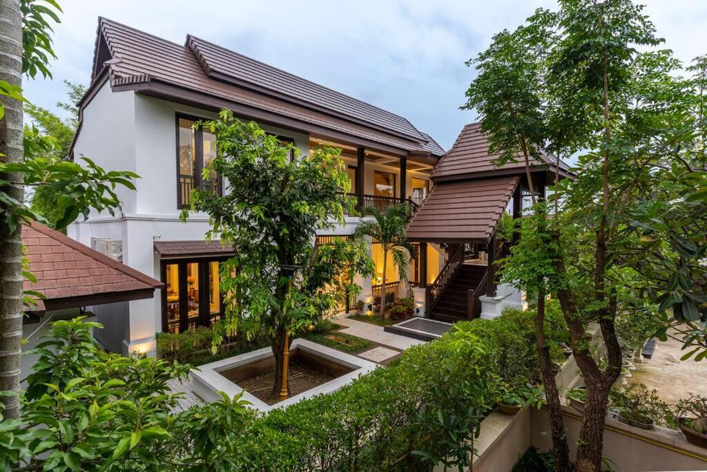 Su Thep Villa | Sclass 2 Luxe Pools Villa & Breakfast , city area