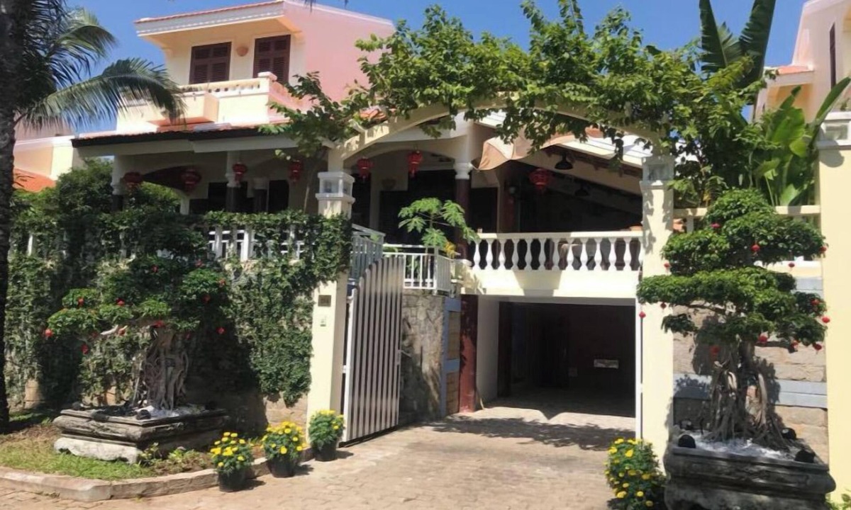 Central Mui Ne Beach Apartment | Seaside Villa 3 Bedrooms with Swimming Pool and Tennis Court