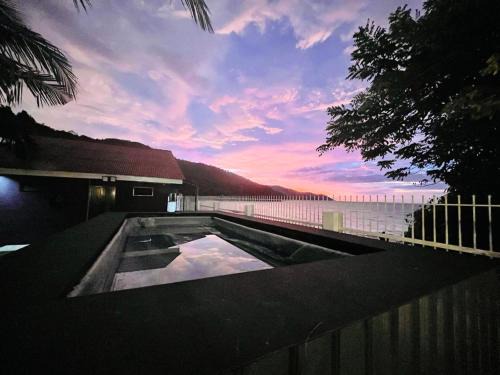 George Town Ski Chalet | Seaview Mini Chalet by StayCo - DIRECT BEACH ACCESS