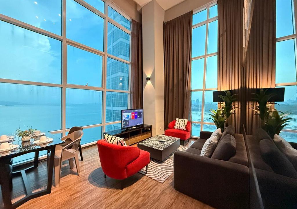 George Town Apartment | Seaview Seafront Duplex in Town with WiFi & Full Kitchen 10