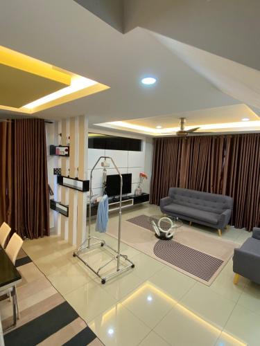 Taman Merdeka House | Semi-D homestay Helena with swimming pool