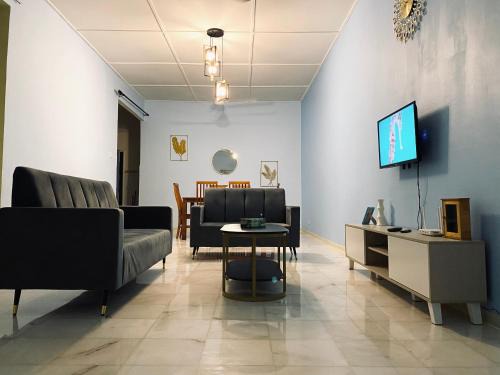 Kota Warisan House | Seraya Homestay Semi-D w Private Yard - 15 mins KLIA