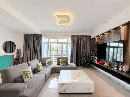 Tebrau House | Seri Austin Lakeview Private Gather Jacuzzi House No Event