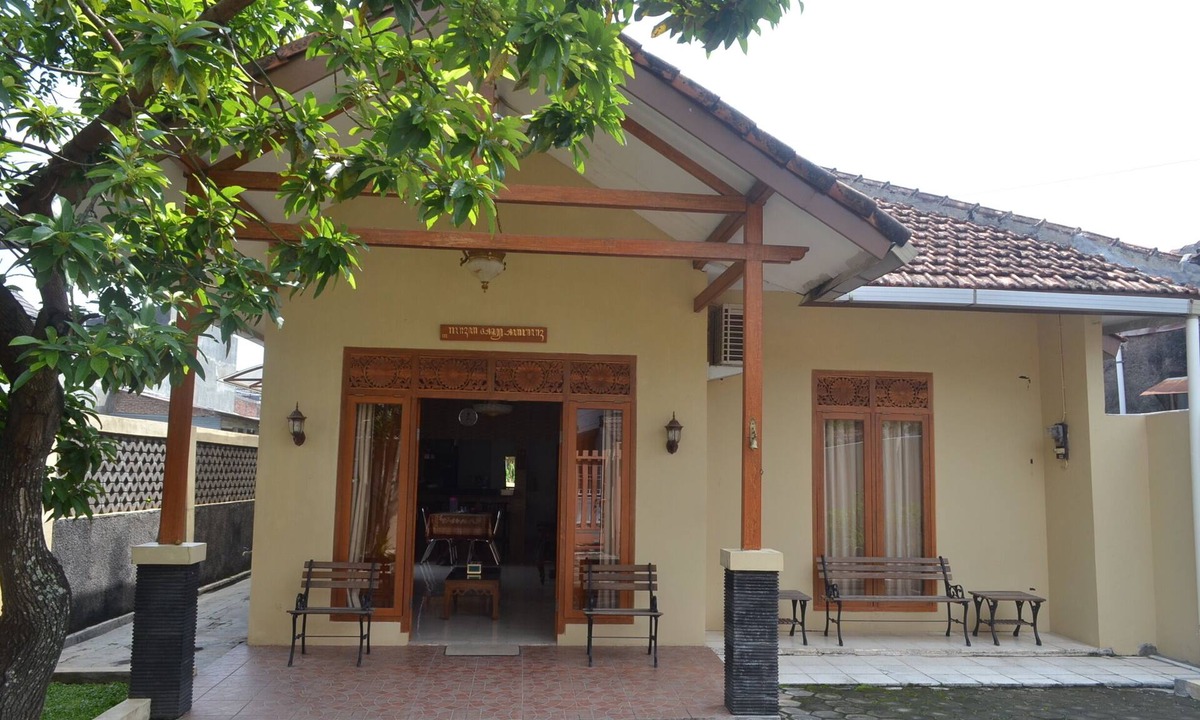 Banguntapan House | Simple 3BR House in Yogyakarta + WiFi + TV + Hot Water