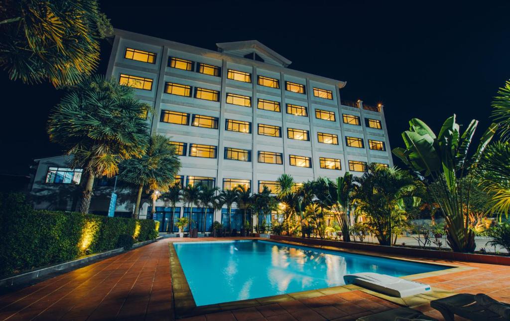 Vang Vieng Hotel | Sisombat Plaza Hotel