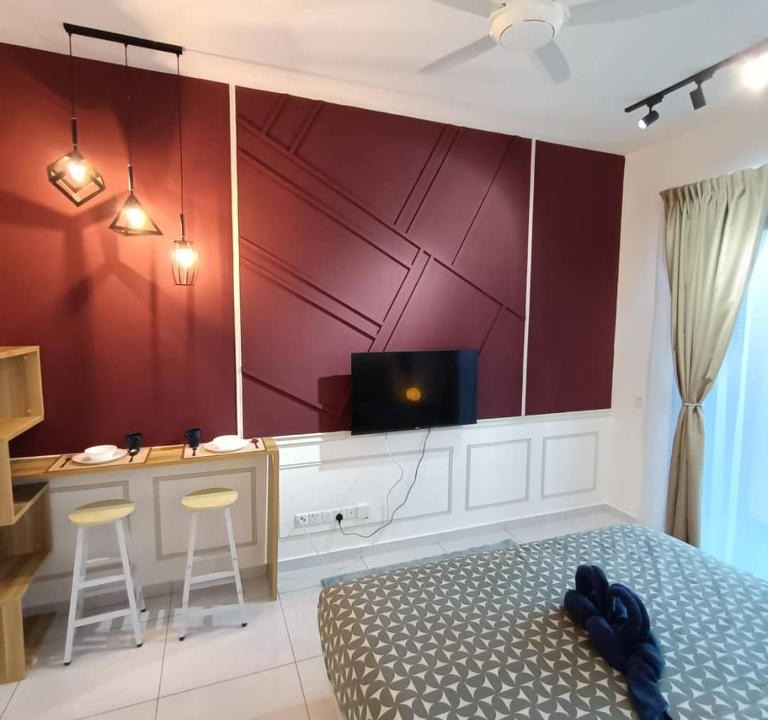 Bukit Indah Apartment | Sky Trees Private CarPark Nflix Pools View Balcony