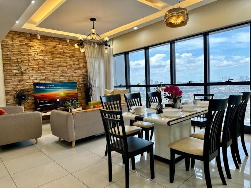 Petaling Jaya Apartment | Skyline Luxe 4BR Retreat with En-suite Icon City