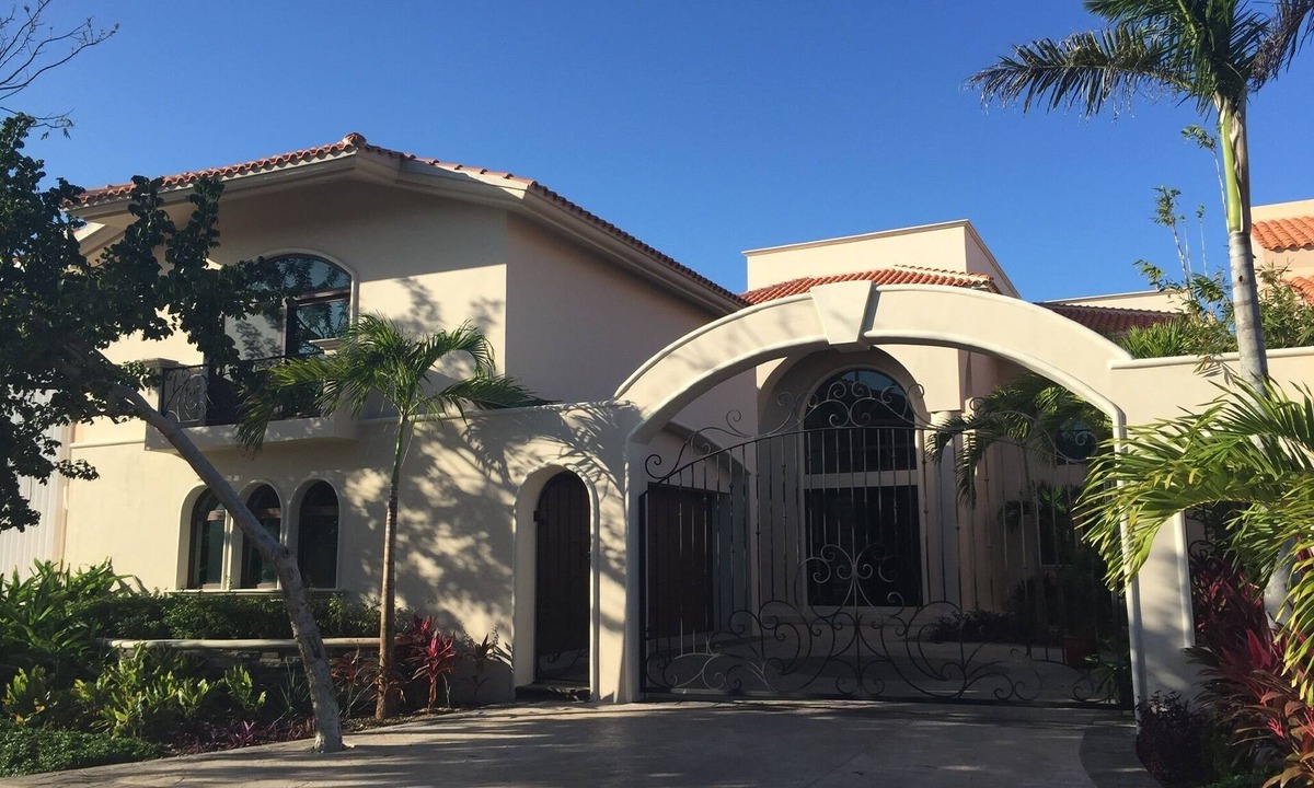 Puerto Aventuras House | Spacious 5-bedroom house in wonderful Puerto Aventuras with AC, Pool,Boat Dock