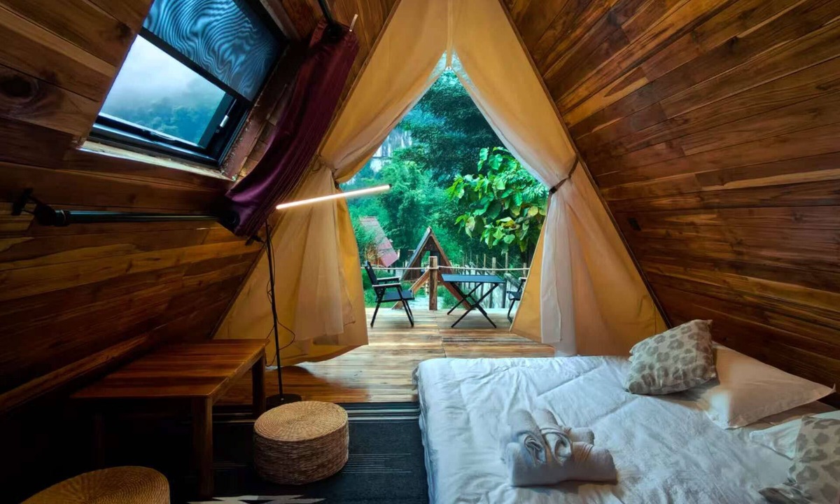 Nong Khiaw House | Spacious 7-bedroom bungalow in charming Nong Khiaw with AC