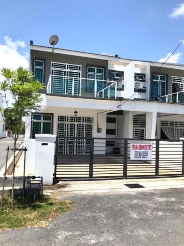 Kampung Telaga Batin Apartment | Spacious Family Homestay Near Airport & Beach