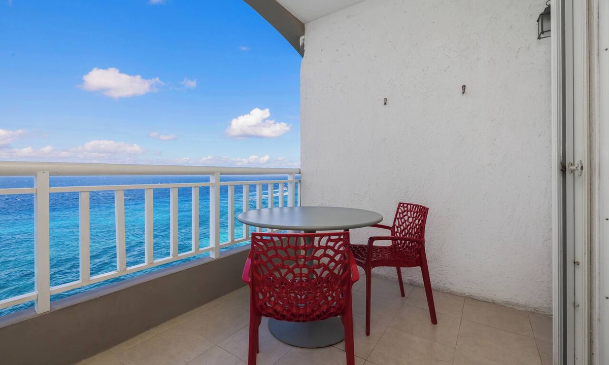Colonia Andres Condo | Spectacular Top Floor Oceanfront One Bedroom Penthouse in Downtown Cozumel