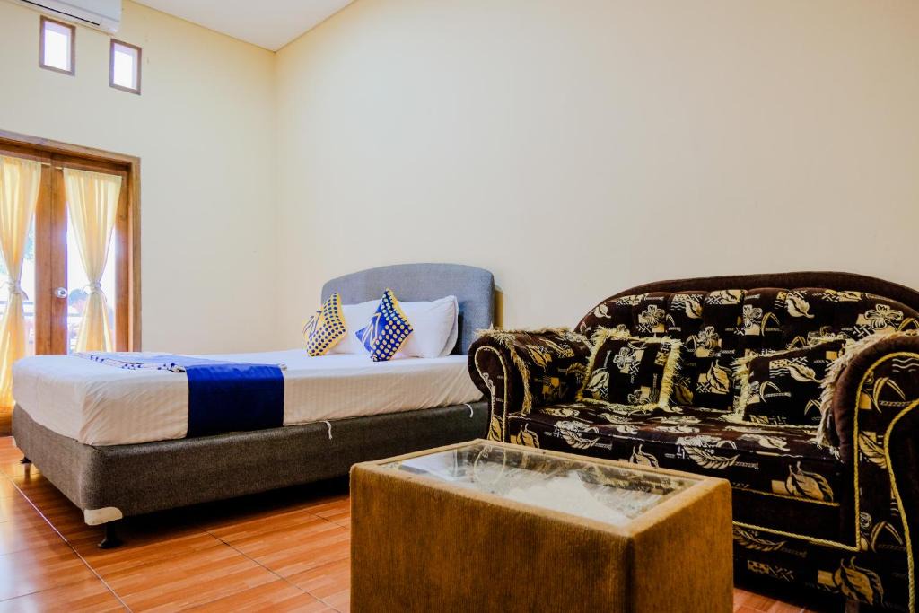 Briket Hotel | SPOT ON 2448 Hotel Tlogorejo 2
