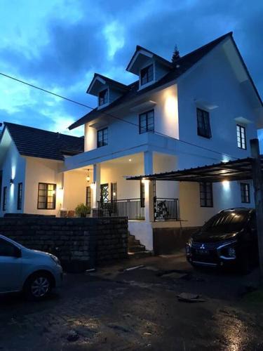 Cipanas Villa | Stylish Villa at Green Apple U 35A Cipanas Puncak