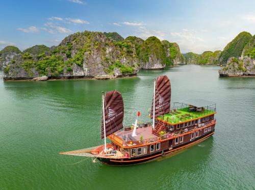Cat Ba Boat Rental | Sunlight Boutique Cruise 69