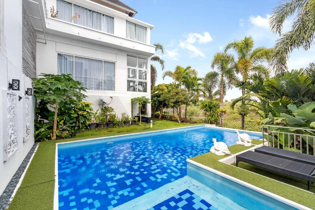 Taman Griya Villa | SUNNYRENT Luxury TJ White villa in Nusa Dua
