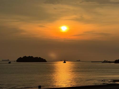 Taman Haji Zainal Apartment | Sunset Seaview Beach Escape