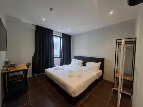 Damansara Perdana Hotel | Swing and Pillows - Damansara Perdana