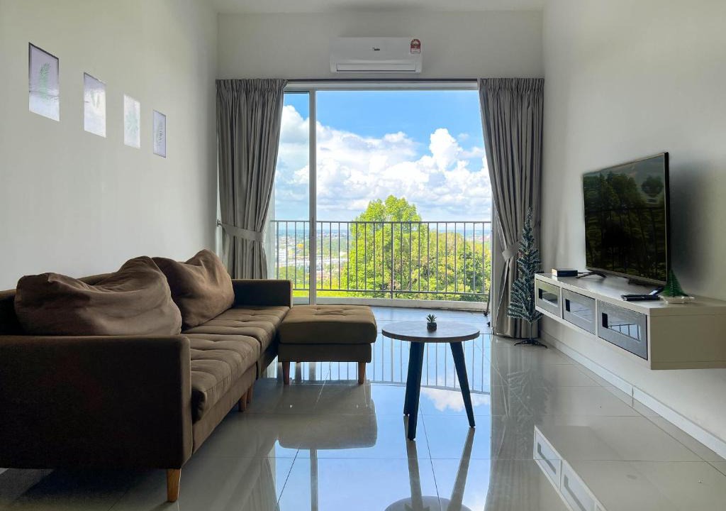 Larut Apartment | Taiping City Pool View Condo near Lake Garden Zoo & Free NetFlix WiFi