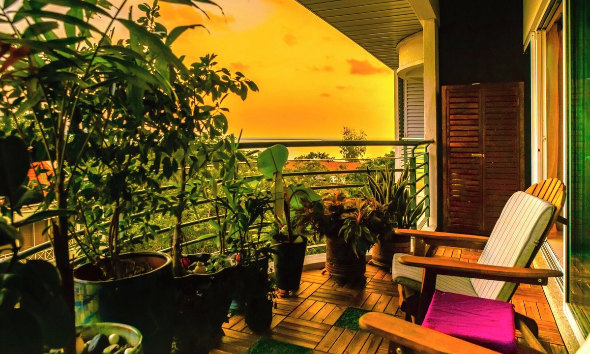 Padang Matsirat House | Tara Muda with a large swimming pool sea views- sought after area- wifi included
