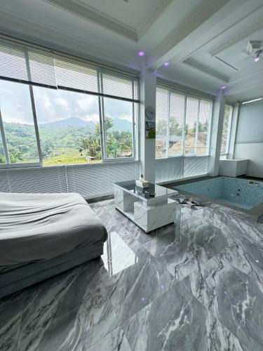 Bandung Villa | Teras Luhur Villa dengan Jacuzzi