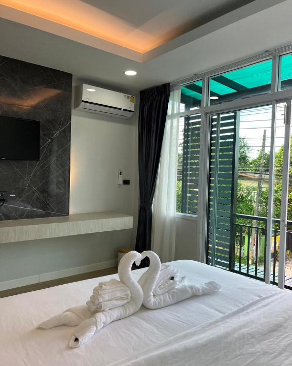 Kamphaeng Phet Hostel | The leaf mango tree