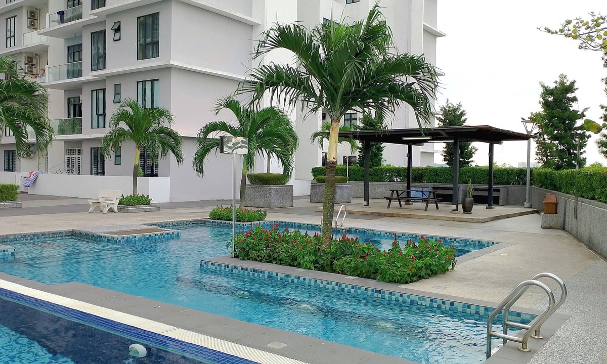 Taman Bukit Mewah House | The Platino - Located next to Paradigm mall.