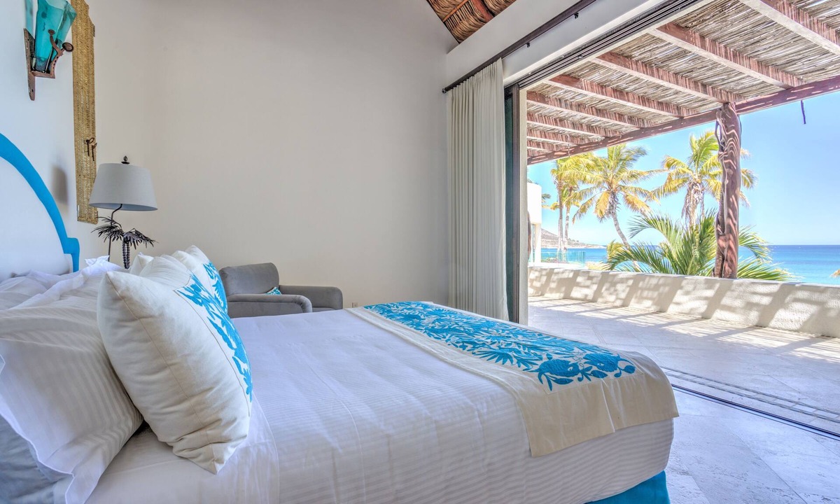 Ensenada Los Muertos Apartment | Upper Palmilla: Oceanfront room with pivate balconi