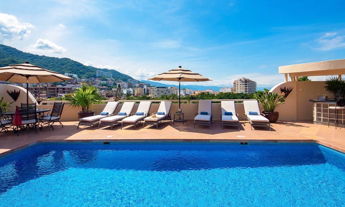 Cerro Villa | UPSCALE VILLA JACUZZI POOL & STAFF A FEW METERS FROM ELIZABETH TAYLOR EX HOUSE
