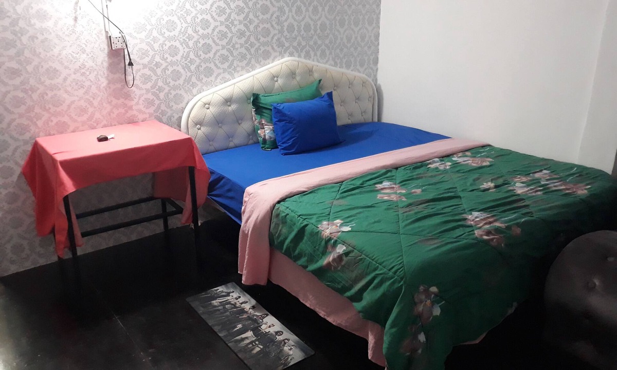 Chamkar Mon Bed & Breakfast | Vanny's King bed & Large Window in Phnom Penh.