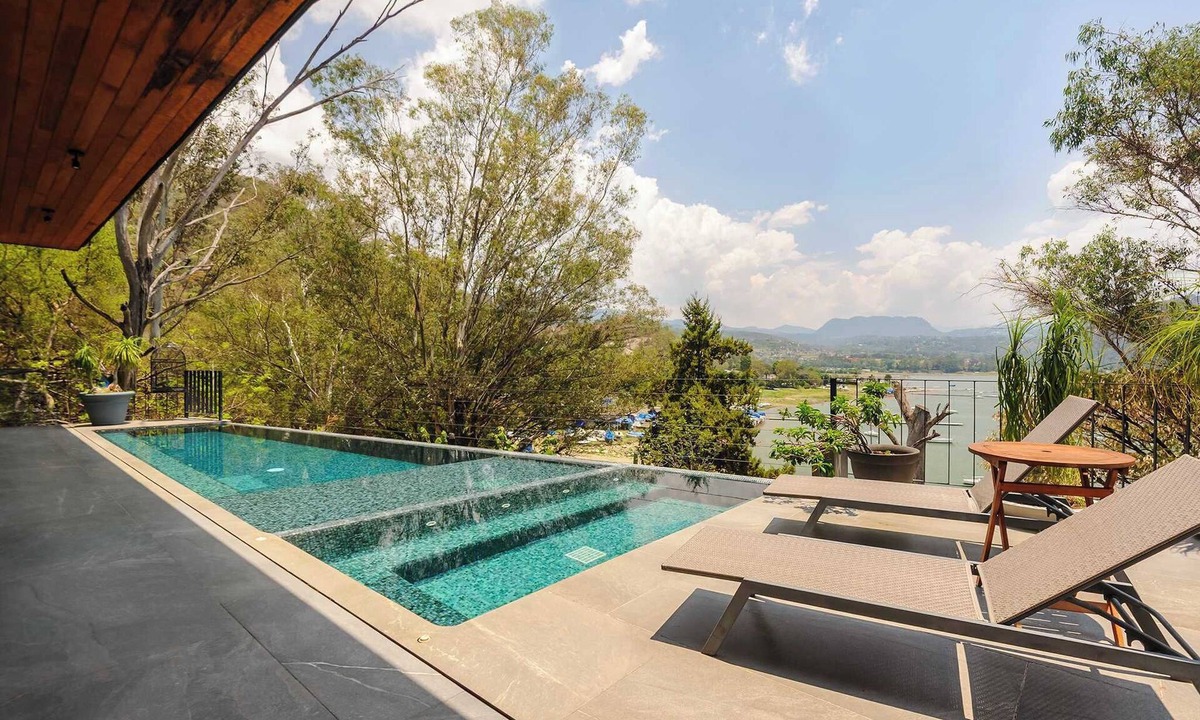 El Santuario Villa | Villa del Carmen: Lakeview Estate