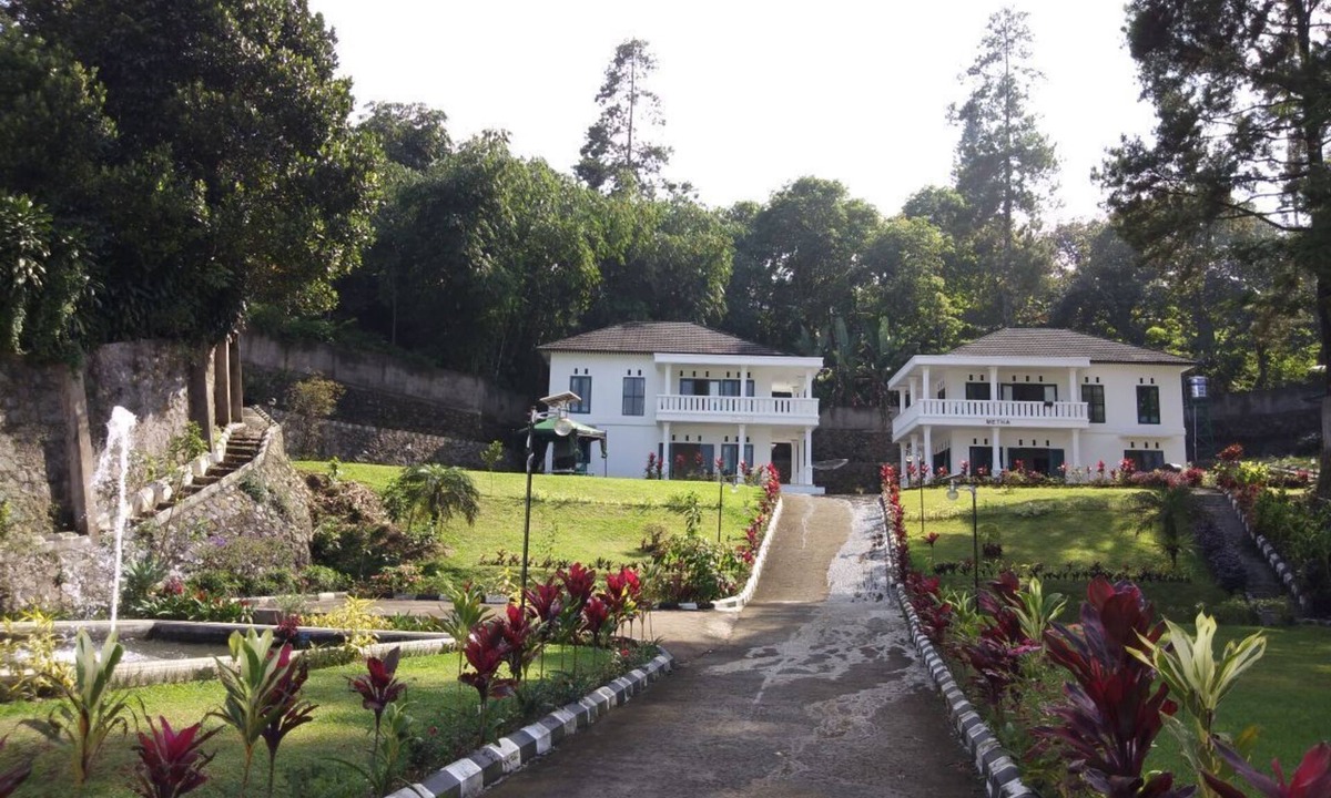 Cisarua Villa | Villa Griya Wira Karya (Karin)
