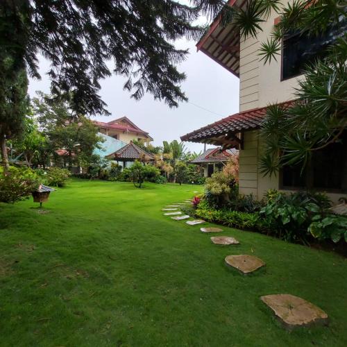 Oro Oro Ombo Villa | Villa Kusuma 14, Large Garden & Karaoke in Batu City