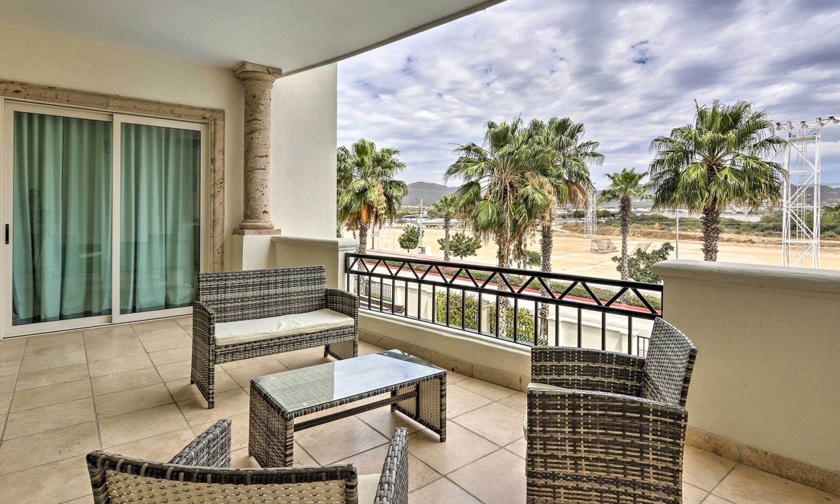 El Medano Ejidal Apartment | Walk to Beach: Modern Cabo Condo w/Balcony!