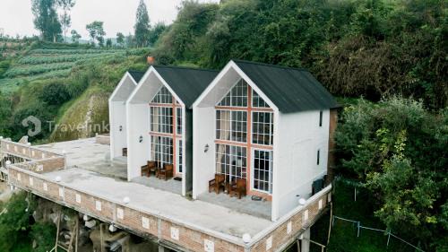 Kejajar Cabin | White Cabin By Travelink