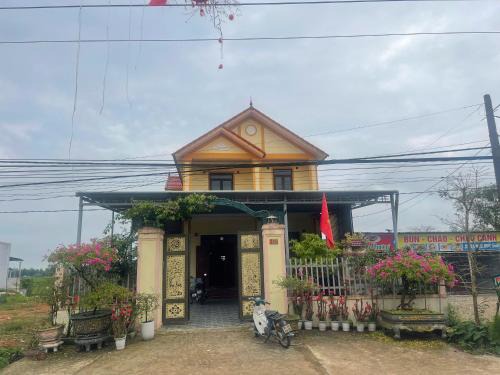 Le Thuy House | yellow house homestay