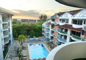 2 Bedroom Apartment with Pool View