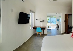 AQUA GUESTHOUSE ~ STEPS FROM BEACH ~ A+ INTERNET